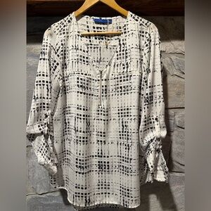 Women's Black and White Patterned Top